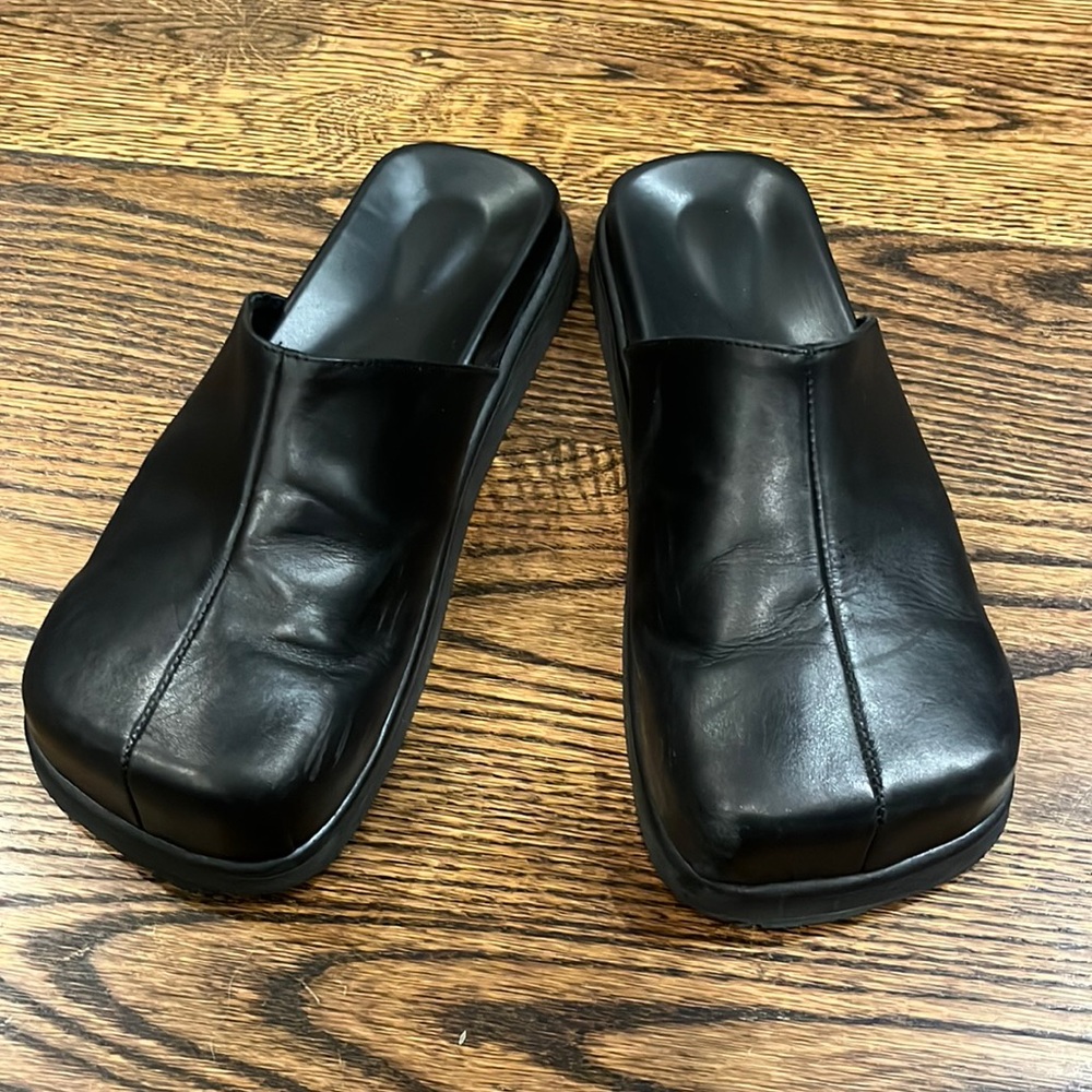 Size 42 alohas clogs